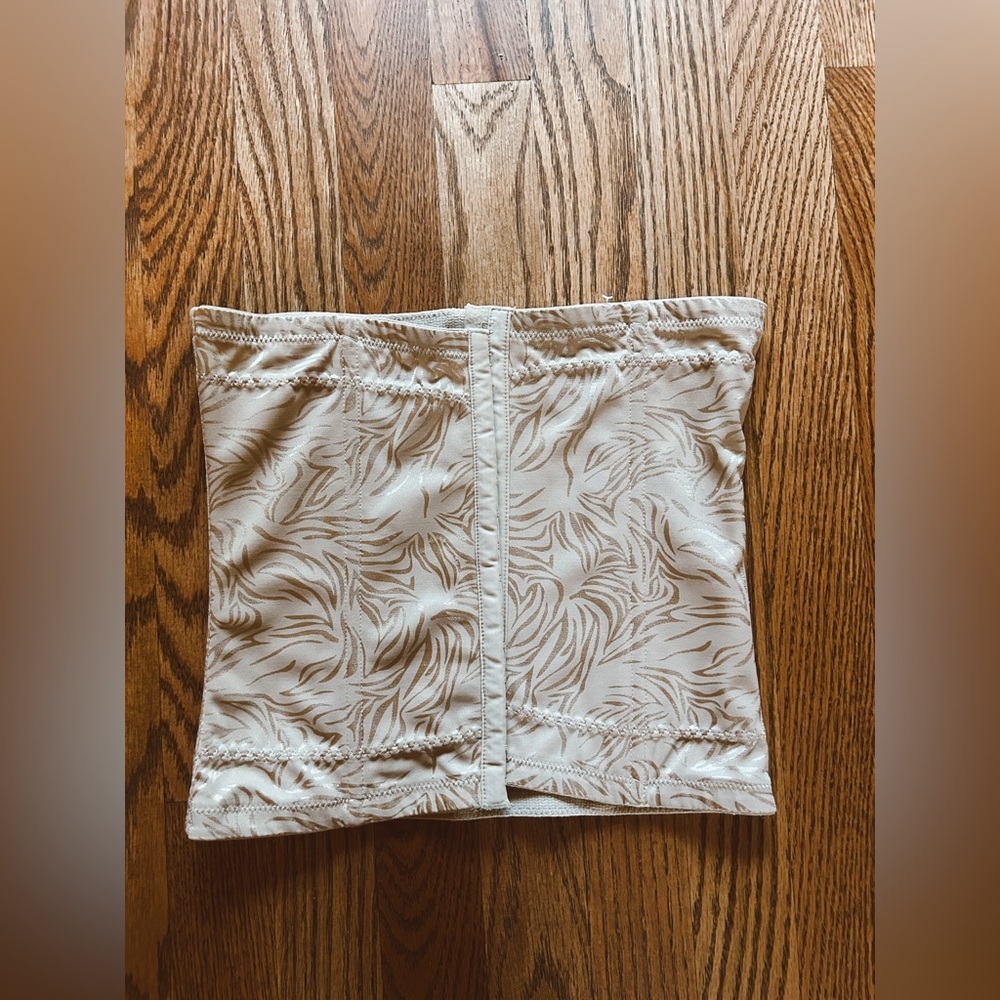 Flexees by Maidenform Boned Tan and Gold Corset top, size M 6